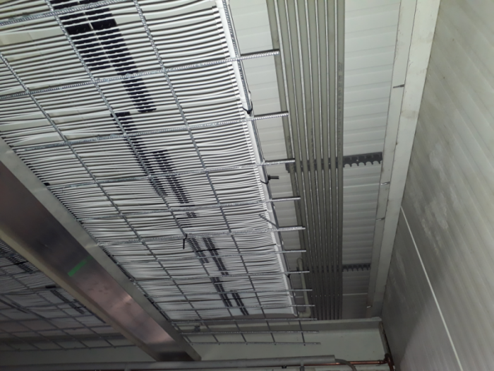 Soffitto climatizzato nella hall industriale